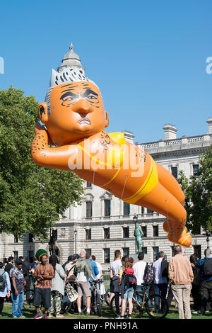 Campagna organizzata da Yanny Bruere di spodestare Sadiq Khan come sindaco di Londra, utilizzando un gigante in bikini di palloncino Mr.Khan, per rendere più sicuro di Londra di nuovo. Foto Stock