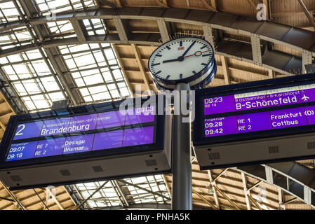 Berlino, Germania - 28 Maggio 2017: Orologio e la partenza del treno display orario in una stazione ferroviaria di Berlino, Germania. Foto Stock