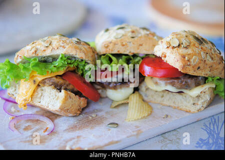 Diversi piccoli cheeseburger cursori realizzati dal Verme gli hamburger. L'insetto hamburger sono realizzati da buffalo worms, che sono le larve della darkling Foto Stock