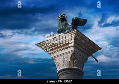 Il bronzo leone alato sentinel la statua sulla colonna a Piazza San Marco, Venezia Foto Stock