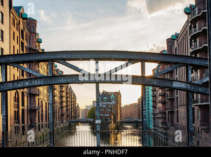 Famoso storico distretto Warehouse Speicherstadt di Amburgo, Germania nella luce del sole serale Foto Stock