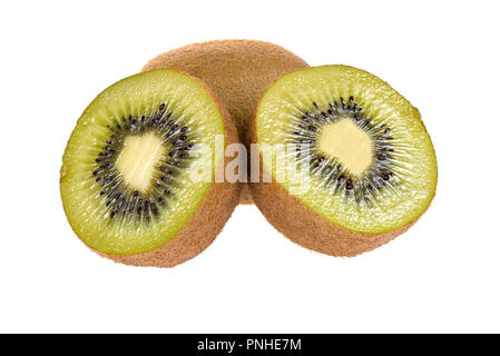 Una intera e due metà di kiwi freschi frutti isolati su sfondo bianco Foto Stock