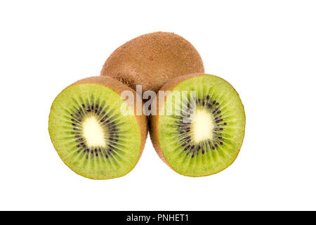 Una intera e due semi maturi e kiwi freschi frutti isolati su sfondo bianco Foto Stock