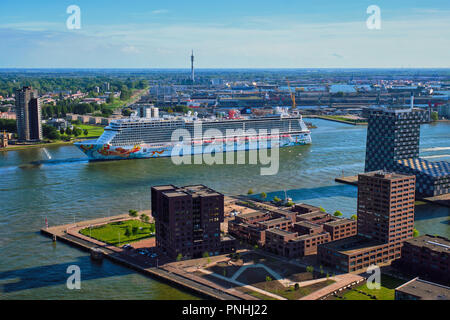 ROTTERDAM, Paesi Bassi - 14 Maggio 2017: Vista della città di Rotterdam con crociera in Nieuwe Maas fiume dalla Euromast Foto Stock
