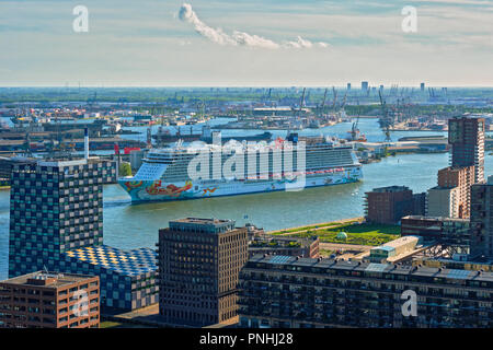 ROTTERDAM, Paesi Bassi - 14 Maggio 2017: Vista della città di Rotterdam con crociera in Nieuwe Maas fiume dalla Euromast Foto Stock