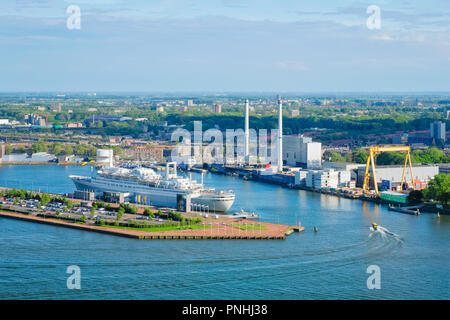 ROTTERDAM, Paesi Bassi - 14 Maggio 2017: Vista della città di Rotterdam con SS Rotterdam ex ocean liner e la nave di crociera ora hotel in Nieuwe Maas fiume fr Foto Stock