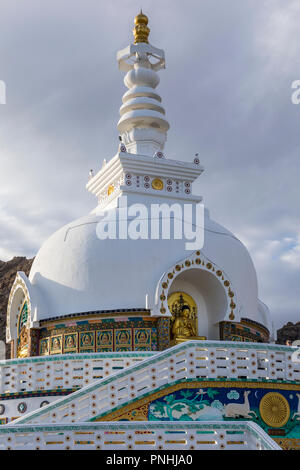 Shanti stupa al villaggio Changspa nella città di Leh in India Foto Stock