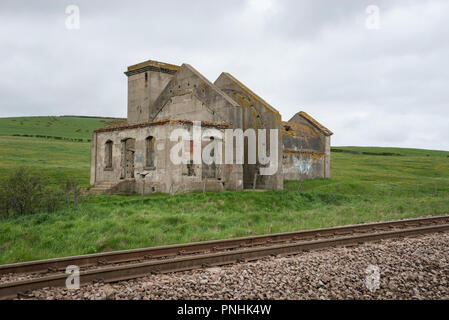 Resti della ventola casa della miniera Huntcliff accanto alla ferrovia a Skinningrove, North Yorkshire, Inghilterra. Foto Stock