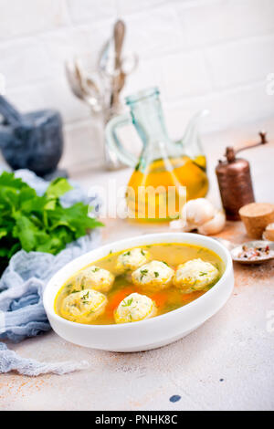 Zuppa fresca con polpette di carne nella terrina, cucina dietetica Foto Stock