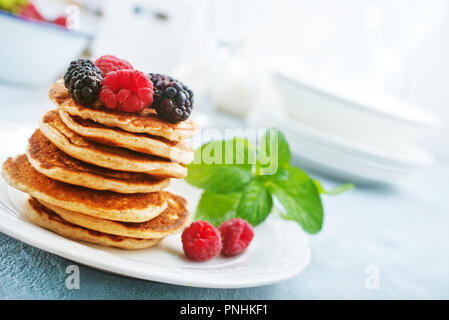 Frittelle con frutti di bosco freschi sulla piastra, stock photo Foto Stock