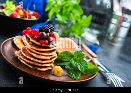 Frittelle con frutti di bosco freschi sulla piastra, stock photo Foto Stock