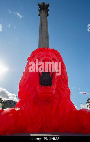 Si prega di alimentazione del Lions installazione da es Devlin si unisce a Sir Edwin Landseers Lions in Trafalgar Square per 5 giorni come parte del London Design Festival. Foto Stock