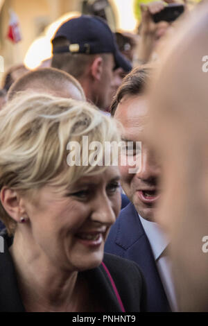 Presidente polacco Andrzej Duda e della prima signora Agata Kornhauser-Duda durante una visita di Wawel. A Cracovia il 7 agosto 2015. Foto Stock