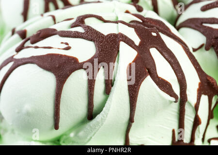 Gelato al pistacchio versata con il cioccolato. Foto ad alta risoluzione. Foto Stock