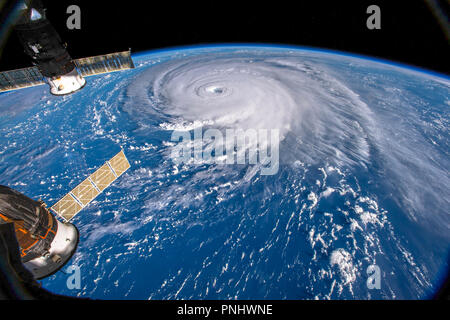 Uragano Florence dallo spazio vicino alla ISS (stazione spaziale Internazionale). Miglioramento digitale di un'immagine da parte della NASA Foto Stock