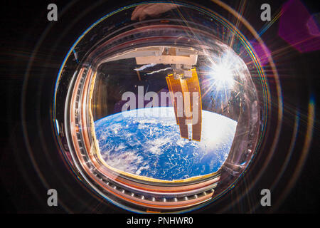 Il bellissimo pianeta Terra è incorniciato in una finestra della ISS. Miglioramento digitale di un'immagine da parte della NASA Foto Stock