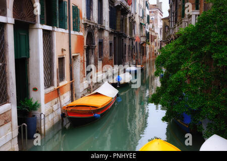 Bella stradina di Venezia nel giorno di estate, Italia Foto Stock