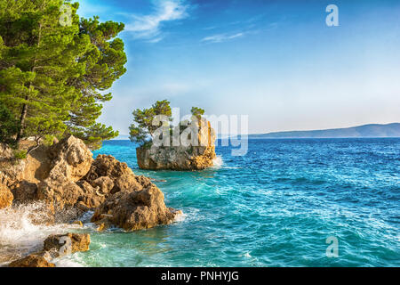 Bellissima spiaggia di Punta Rata in Brela, Riviera di Makarska, Dalmazia, Croazia. Travel resort sfondo. Estate vacatioan. Copia dello spazio. Foto Stock