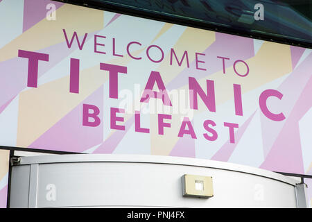 Belfast, Irlanda del Nord - 23 agosto 2018: Il segno di benvenuto al di sopra della porta d'ingresso al Titanic Belfast museo nella città di Belfast, Northern Irela Foto Stock