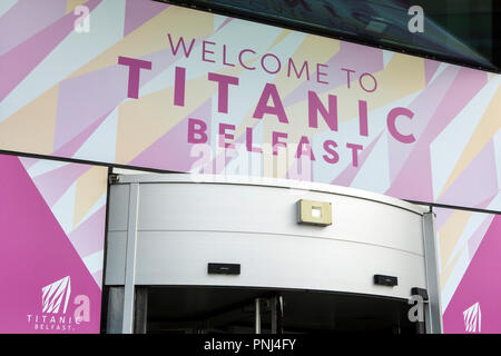 Belfast, Irlanda del Nord - 23 agosto 2018: Il segno di benvenuto al di sopra della porta d'ingresso al Titanic Belfast museo nella città di Belfast, Northern Irela Foto Stock