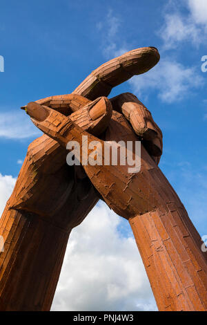 Gretna Green, Scozia - Agosto 24 2018: una scultura di stringendo le mani allo storico Gretna Green in Scozia - il villaggio è famoso per il Runaway Foto Stock