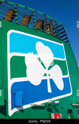 Mare irlandese, Irlanda - 12 agosto 2018: l'Irish Ferries logo, a bordo di un traghetto sul Mare d'Irlanda tra Holyhead nel Galles e Dublino nella repubblica o Foto Stock