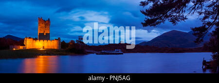Killarney Repubblica di Irlanda - 16 agosto 2018: una vista panoramica dello storico Castello di Ross e Lough Leane nella bellissima Killarney National Pa Foto Stock