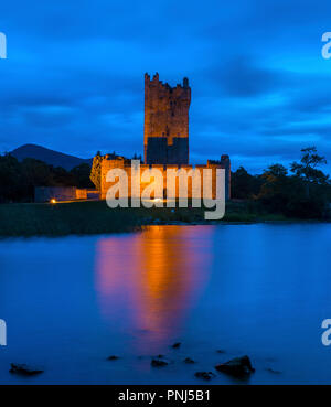 Una vista dello storico Castello di Ross, situato sulle rive del Lough Leane nel Parco Nazionale di Killarney, Repubblica di Irlanda. Foto Stock