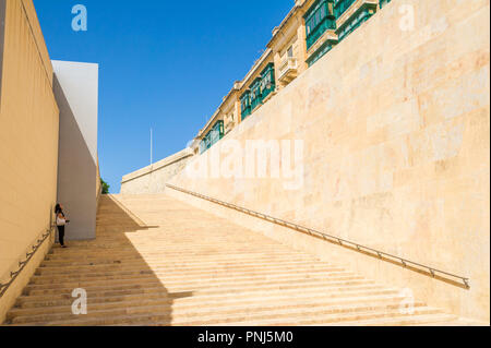 Ampia cascata di passi dalla porta della città nella città capitale di Malta, Valletta. Foto Stock