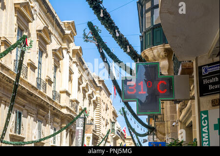 31 gradi centigradi di temperatura su un giorno estati nella strada Maltese su Malta. Foto Stock