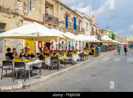 Cibo all'aperto ristoranti di Marsaxlokk, Malta. Foto Stock