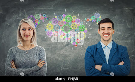 L uomo e la donna per condividere pensieri insieme come ruote dentate colorate formanti un ingranaggio comune del cervello. Dipendente lo scambio di idee, rapporto di affari e lavoro di squadra Foto Stock