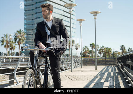 Giovane imprenditore in bicicletta classica spazio per il testo Foto Stock