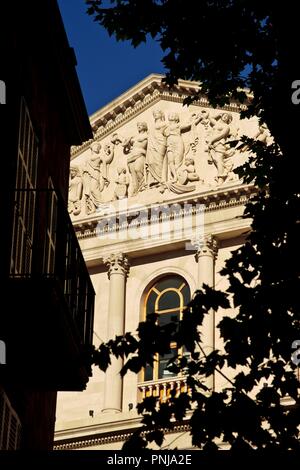 Friso de la Fachada, obra de Ricard anckerman.Teatro Principal , siglos XVIII.XX.Teatre Principal,Palma de Mallorca. Spagna. Foto Stock