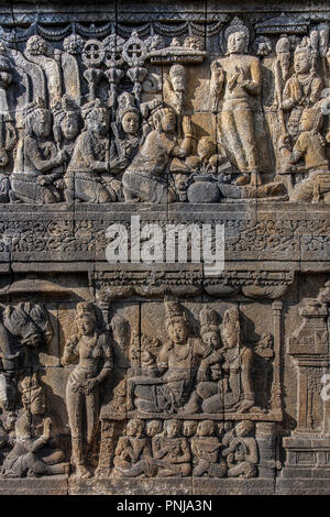 Dettaglio delle sculture a bassorilievo, Candi tempio Buddhista di Borobudur e a Muntilan, Java, Indonesia Foto Stock