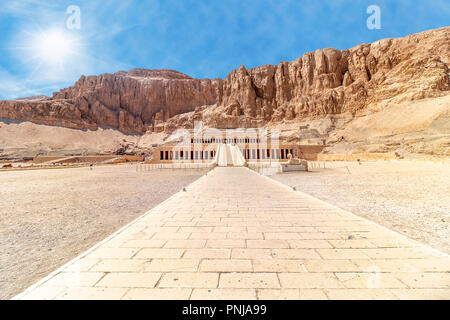 Il tempio mortuario di Hatshepsut, noto anche come Djeser-Djeseru. Costruito per la XVIII dinastia faraone Hatshepsut Foto Stock