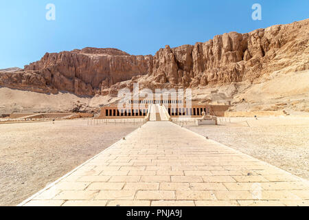 Il tempio mortuario di Hatshepsut, noto anche come Djeser-Djeseru. Costruito per la XVIII dinastia faraone Hatshepsut Foto Stock