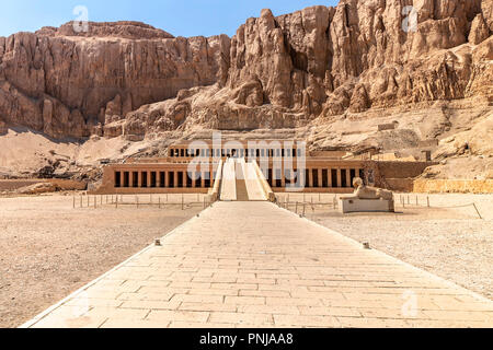 Il tempio mortuario di Hatshepsut, noto anche come Djeser-Djeseru. Costruito per la XVIII dinastia faraone Hatshepsut Foto Stock