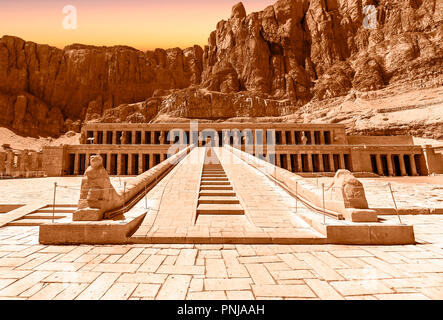 Il tempio mortuario di Hatshepsut, noto anche come Djeser-Djeseru. Costruito per la XVIII dinastia faraone Hatshepsut Foto Stock