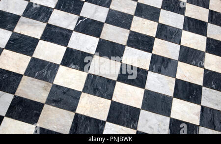 A scacchi antico pavimento in marmo e piastrelle nere e bianche, sfondo vista diagonale Foto Stock