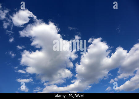 Il Cumulus bianche nuvole contro profondo cielo blu, luminoso bellissimo sfondo atmosferica Foto Stock