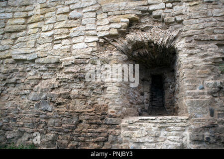 La muratura di antiquariato, frammento di sbriciolamento antica fortezza di pietra calcarea parete con squarcio Foto Stock