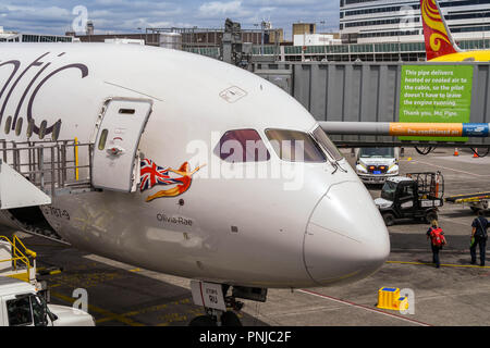 Parte anteriore di un Virgin Atlantic Boeing 787 Dreamliner all'aeroporto di Seattle, WA. Foto Stock