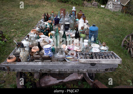 Open Air Museum di vecchie cose inutili, antichi spazzatura indesiderati sul tavolo Foto Stock