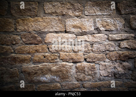 La muratura di antiquariato, frammento di antica sbriciolamento Mattoni di calcare muro di fortificazione, sfondo con oscurato vignette Foto Stock