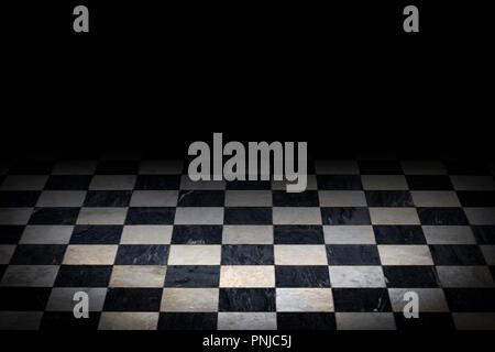 A scacchi antico pavimento in marmo. Mosaico in bianco e nero con sfondo nero in alto gradiente ed oscurato vignette Foto Stock