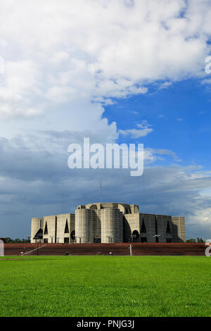 L'Assemblea nazionale edificio del Bangladesh o Jatiyo Sangsad Bhaban è considerato uno dei migliori esempi di architettura moderna. Progettato Foto Stock