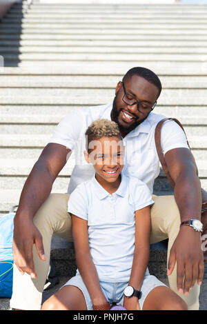 Felice felice ragazzo godendo del tempo con papà Foto Stock