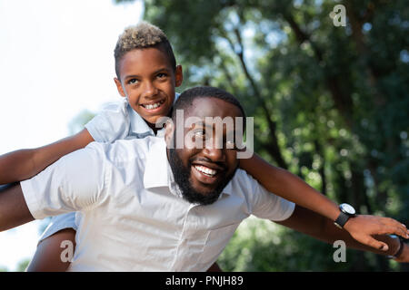 Felice gioiosa famiglia godendo la loro passeggiata nel parco Foto Stock