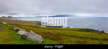 Una vista panoramica dalla Moody Atlantica selvaggia modo su Achill Island, nella contea di Mayo, Irlanda. Foto Stock